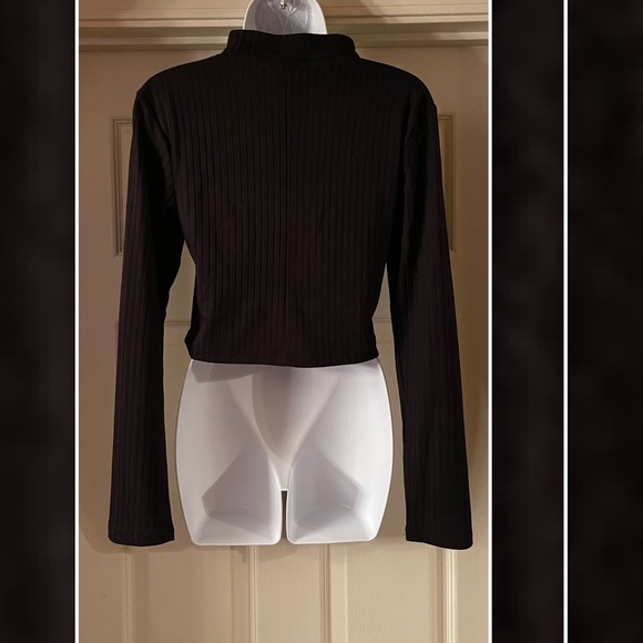 Ribbed Cutout Cropped Top - Picture 2 of 6